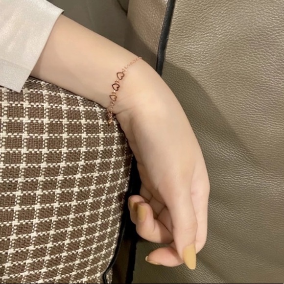 Just In❤️Adorable Red Heart RoseGold Bracelet - Picture 7 of 8